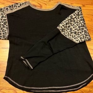 🌀Mystree size Large black top with leopard sleeves and back detail 🌀